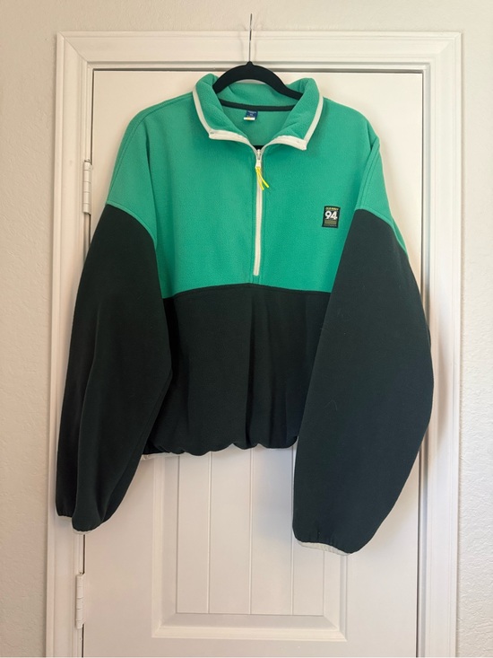 Old Navy Sweaters - Old Navy Green and Black Fleece Pullover with Patch